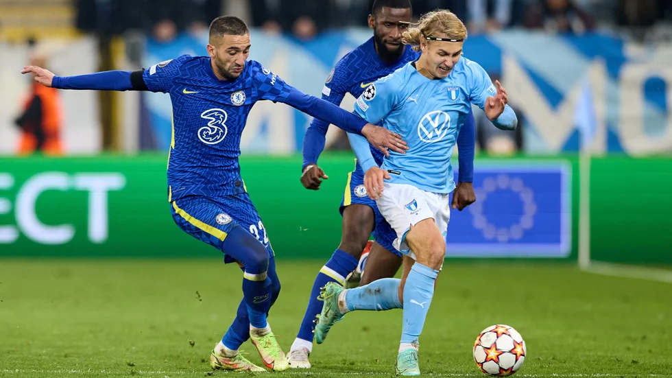Malmö FF:s 19-åring Sebastian Nanasi försöker springa ifrån Chelseastjärnorna Hakim Ziyech och Antonio Rüdiger när MFF föll med 0–1 i Champions League.
