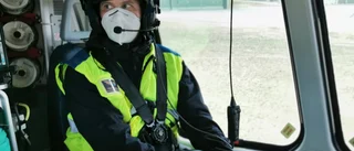 På plats i ambulanshelikoptern för covidsjuka