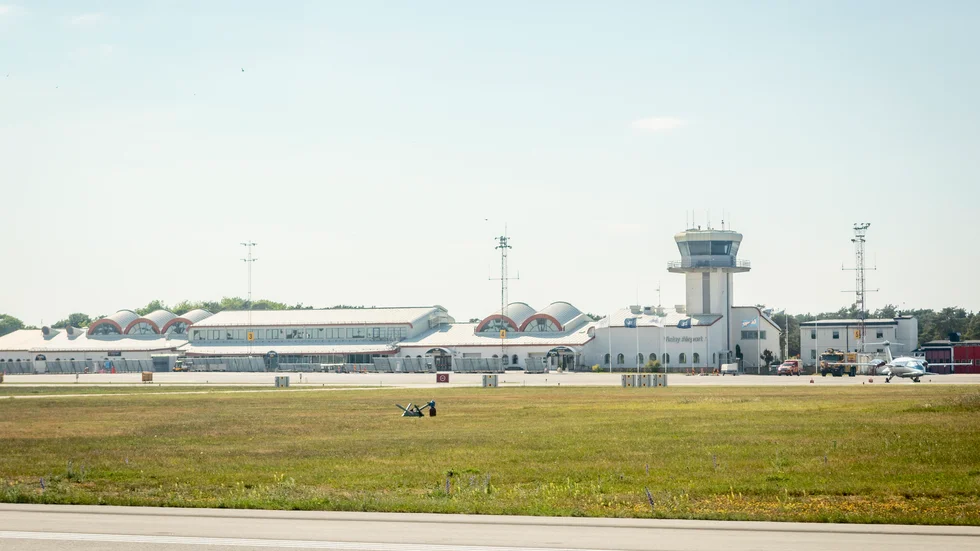 Regionens tjänsteresor utgår ofta från Visbys flygplats. Nu behöver regionen styra upp hur beställning av resor går till.