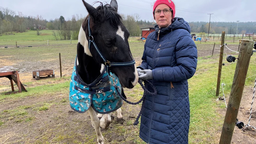 Malin Leijon är ansvarig för privatstallet på Trosa Ridsällskap, som ligger bakom Tureholms slott. Här syns hon ihop med sin egen häst "Twixi". 