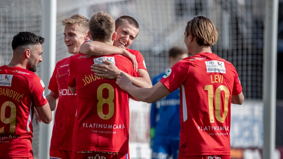 Carl Björk firar sin personliga milstolpe med lagkamraterna.