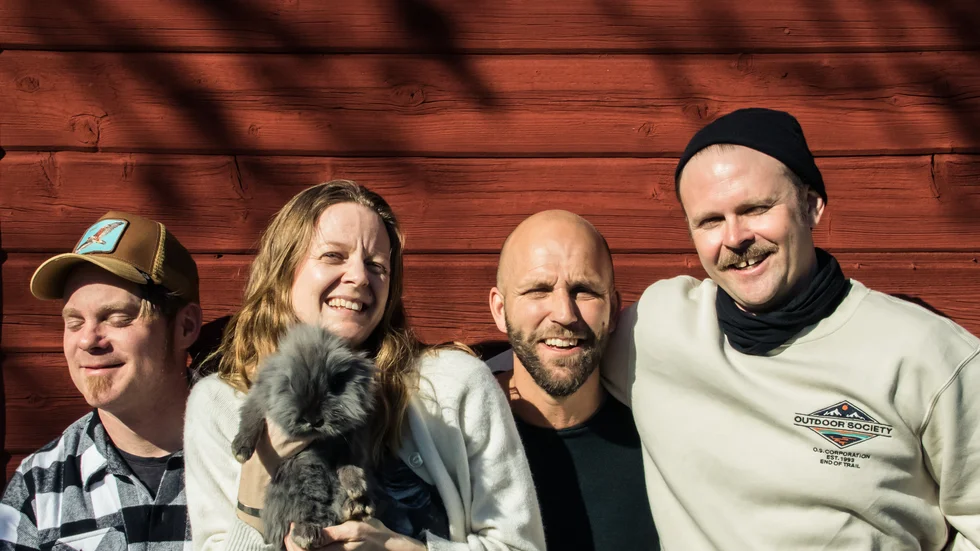 I'm on TV:s albumprojekt är klart, tio låter finns på strömningstjänsterna. De är, från vänster, Mattias Jupiter, Fia Nordström, Jonas Lindberg, Pär Nordström. Kaninen heter Lovisa.