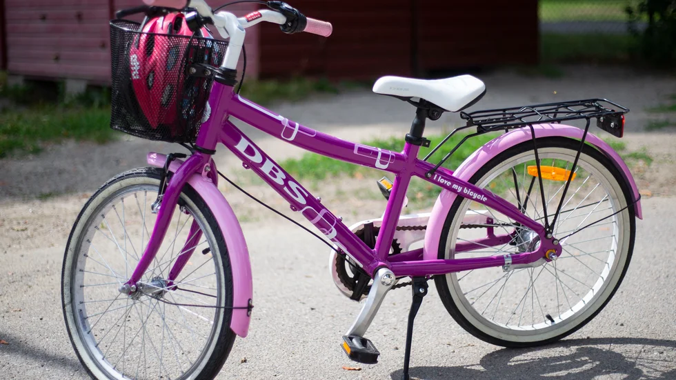 Barnet kom cyklande på Kungsgatans trottoar. Cykeln på bilden har ingenting med saken att göra. 