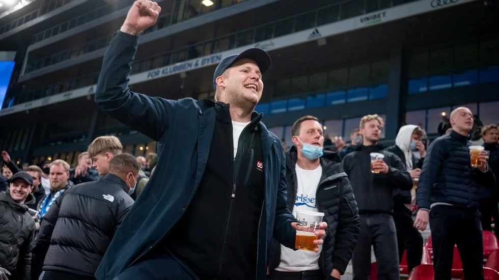 FC Köpenhamns-supportrar jublar efter 3–2-segern hemma på Parken mot Århus. Över 10|000 åskådare fick se matchen på plats.