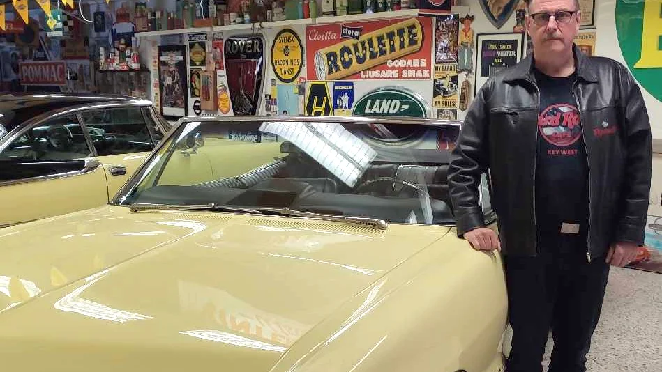 Peter Larsson, motorhistoriker som driver Nostalgigaraget i Böle, är tveksam till miljövinsten med de nya drivmedlen. (Arkivbild)