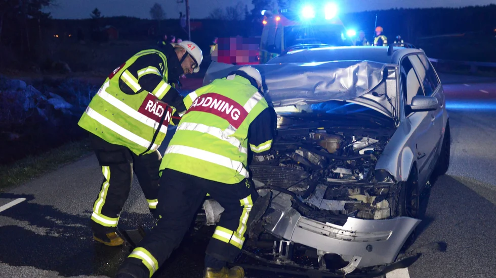 Ena körfältet på väg 135 var blockerat under räddningsarbetet efter olyckan.