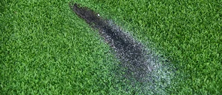 Fotbollsplanen söndersladdad – kostar flera tusen
