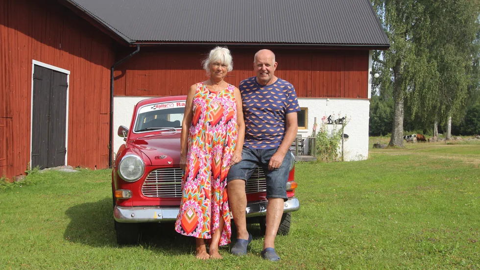 Paret Kristina och Per-Erik Sköldin framför tävlingsåket Volvo Amazon.