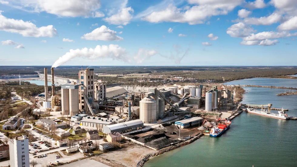 Drönarbild över Cementas fabrik i Slite, Gotland.