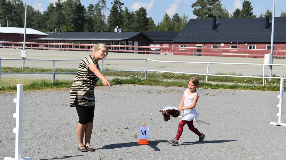 Malin Säll instruerar Klara Lindmark vad som kommer härnäst i programmet. 
