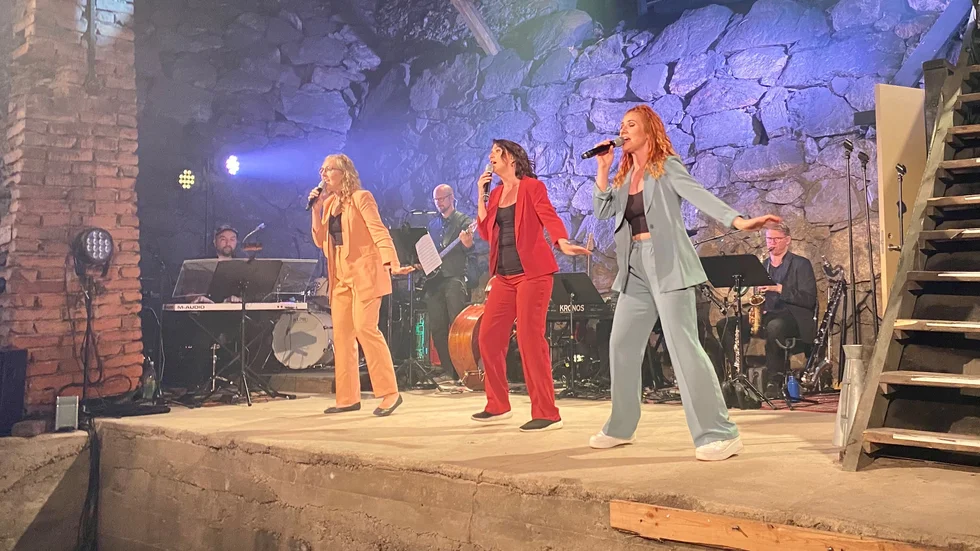 Sångtrion Hannah Jarl, Emma-Karin Maurin och Josephine Thunell är inte bara artister utan har även skrivit manus och producerat "Kabaret Kolhuset".