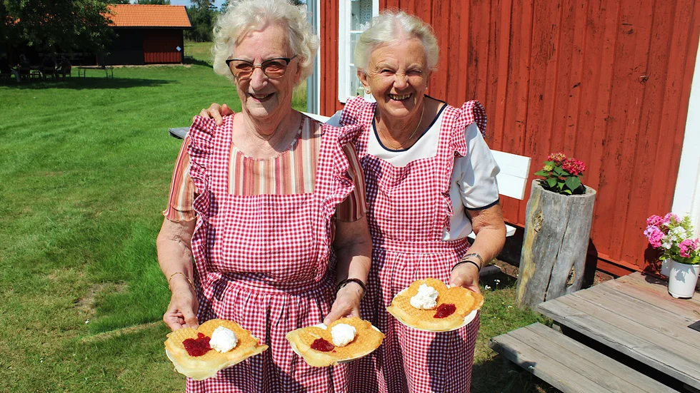 Gunnel Pettersson och Ann-Marie Carlsson från Lofta hembygdsförening serverade våffelsugna besökare på lördagen.