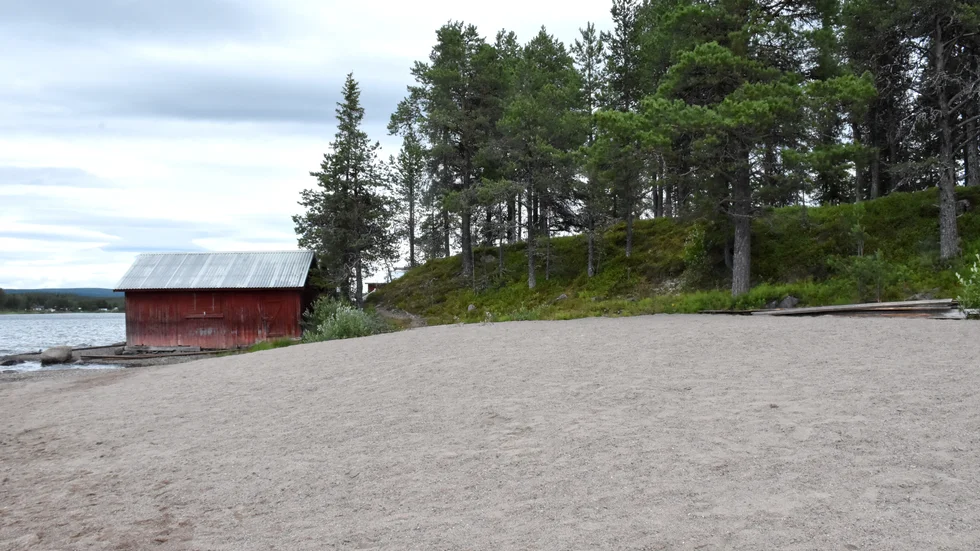 Här är sandstranden i Kurravaara som saknar dispens för strandskyddet. 
