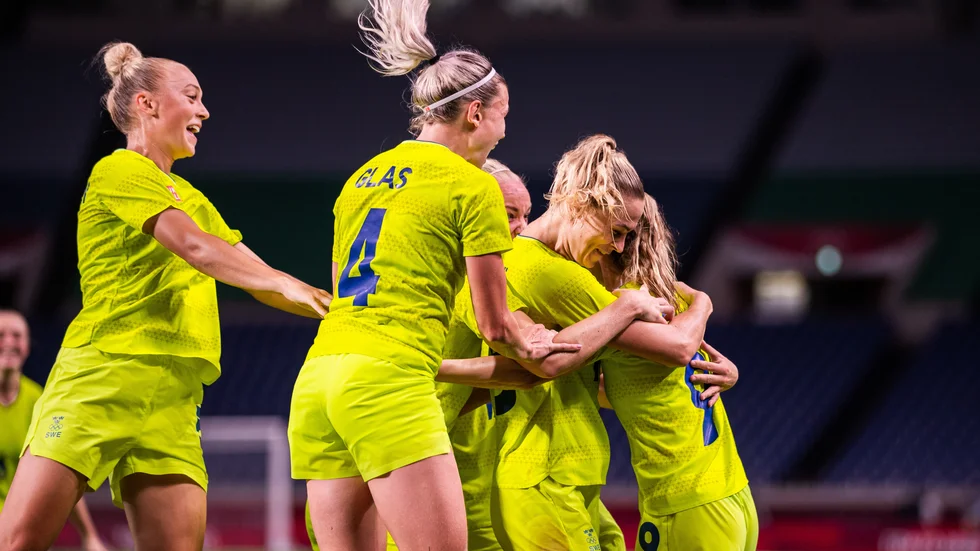 Hanna Glas (nummer 4) och Sverige jublar över ett av målen som förde Sverige till semifinal i OS.