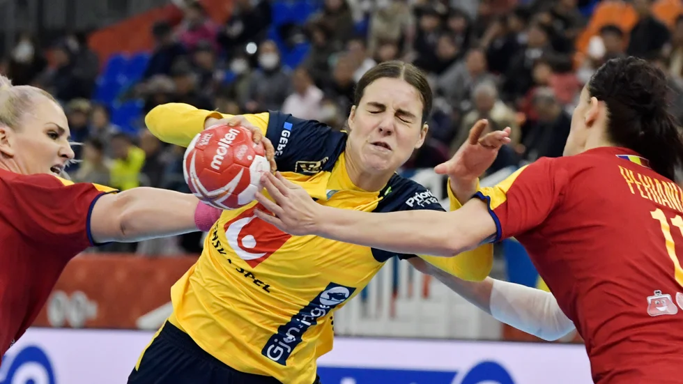Det är tuffa tag i handboll. Här är det Sveriges Carin Strömberg som får en omild behandling.