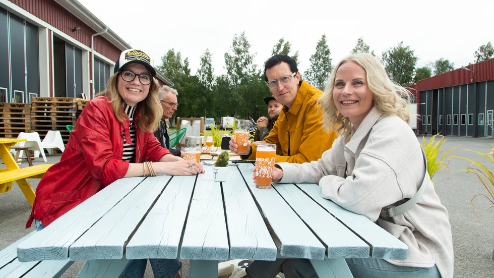 Under onsdagen inföll ölets dag. Lisa Söderlund, Henrik Söderlund och Hanna Eriksson passade på att testa den nya ölen på Piteåbryggeriet This is how.