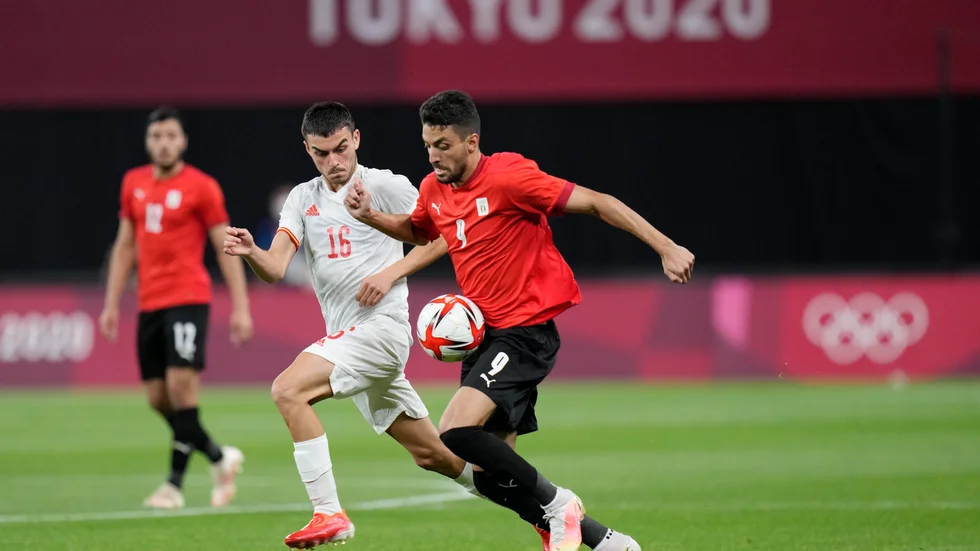 Spaniens Pedri och Egyptens Taher Mohamed under OS-premiären som slutade 0–0.
