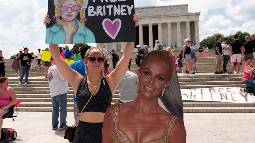 En demonstrant för den så kallade "Free Britney"-rörelsen protesterar vid Lincolnmonumentet i Washington DC tidigare i juli.