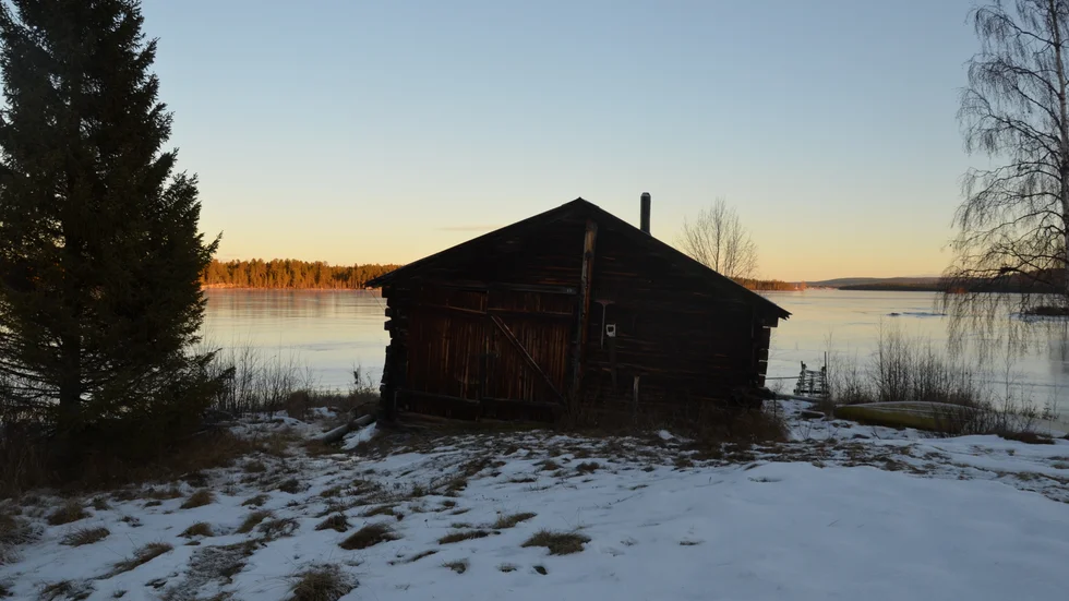 "Mordet i Saskamjaure" är en nyskriven teaterföreställning som spelas utomhus på plats vid sjön. En föreställning på svenska men med inslag av lulesamiska och meänkieli.