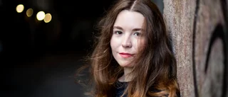 Hon succédebuterar om kärlek mellan tre