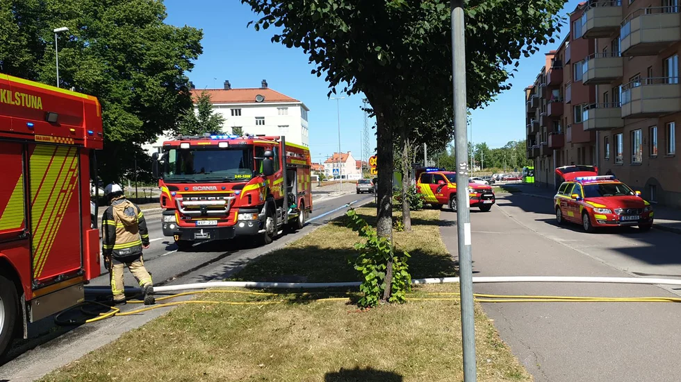 En lägenhet på Krongatan blev totalskadad efter en kraftig balkongbrand vid 13-tiden på onsdagen.