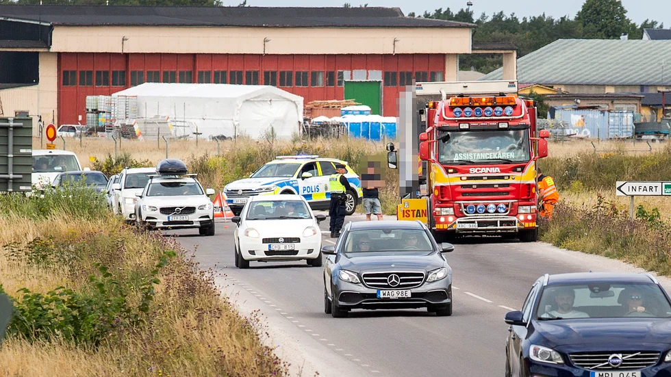 Den branddrabbade lastbilen kunde föras bort av bärgare vid 10.30-tiden på fredagen.