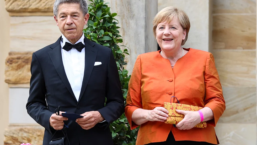 Förbundskansler Angela Merkel med maken Joachim Sauer på invigningen av Bayreuthfestivalen i Tyskland.