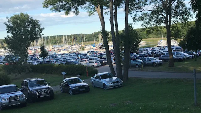 Signaturen "KRV 26" menar att skulle gå lika bra med en gräsyta med parkeringsskyltar ute vid Sundbyholm. Bilden är tagen vid annat tillfälle.