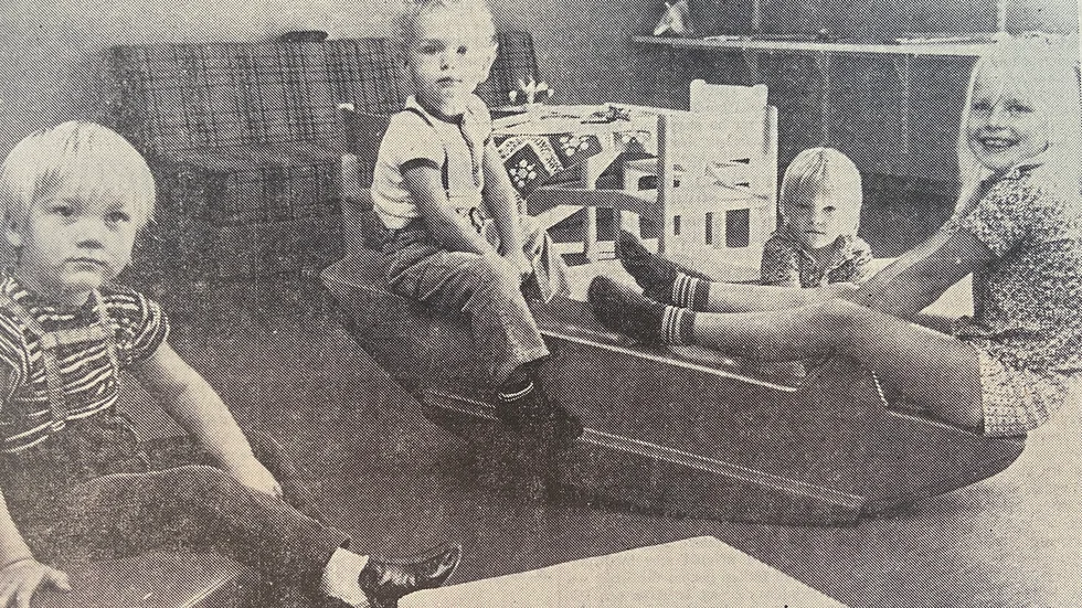 Barnen på Stavstugan gillar sin lekmiljö. I gungan sitter Magnus Jansson, 2 år, och Marie Forsberg, 6 år. Närmast kameran ses Joakim Wallin, 2,5 år, och i mitten Karin Forsberg, 4 år.