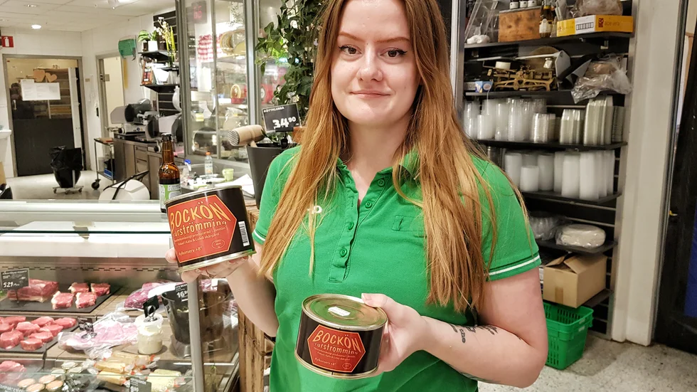 Anna Nilsson på Stora Coop i Piteå vittnar om ett stort sug efter surströmming sedan rapporterna om brist kom för en tid sedan. Den enda som ännu levererats är utmanaren "Bockön".
