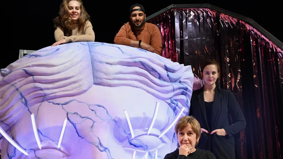 Arina Katchinskaia, Magdi Saleh, Linn Mildehav och Cecilia Lindqvist repeterar "Varför älskar ingen de lesbiska?" som visas under World Pride. Pressbild.