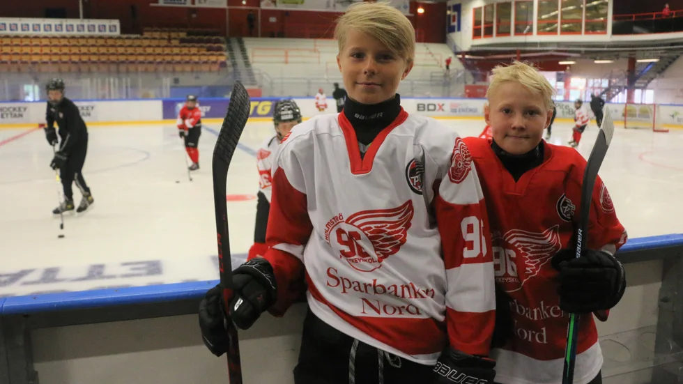 Mio Wallinder och Elias Lundmark är två av deltagarna i Tomas Holmström Hockeyskola 2021.