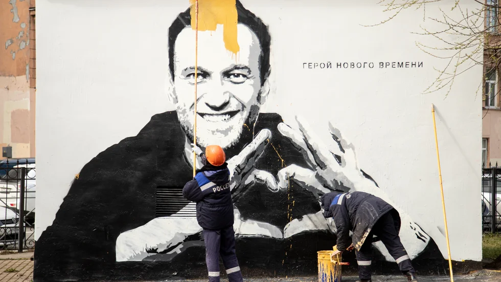 "Vår tids hjälte", lyder texten vid graffitin av den fängslade Kremlkritikern Aleksej Navalnyj, som målas över i Sankt Petersburg. Bild från 28 april.
