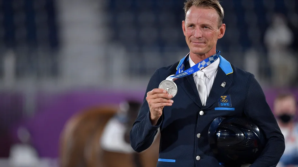 Peder Fredricson med sin silvermedalj.