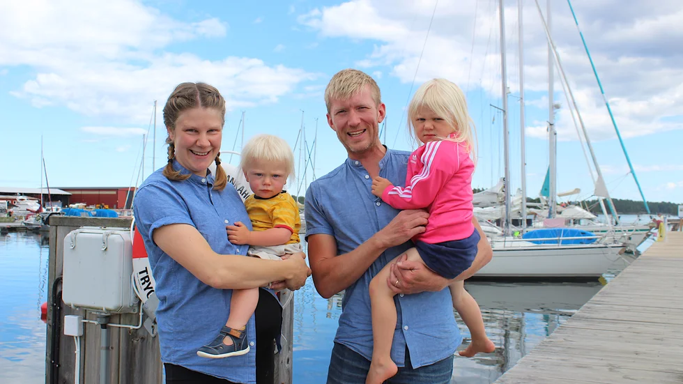 Blankaholms gästhamn roddas av Hilma och Wille Momark, här tillsammans med barnen Einar och Elna (och så minstingen, som kommer om två veckor).