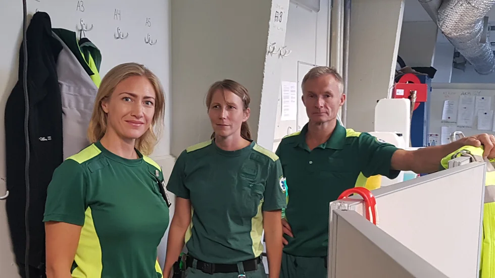 Här bakom skärmarna får ambulanspersonalen i Luleå byta om. Dom är besviken över att fortarande vara kvar i  den nedslitna gamla brandstationen . Fr v Fanny Holmlund, Eleonor Lindgren och Jonny Isaksson.