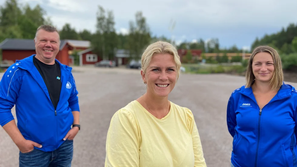 Mårten Andersson, Nina Olsson Avdic och Jessica Holm är övertygade om att satsningen på en padelbana är rätt väg att gå för föreningen Stora Sundby Goif. 