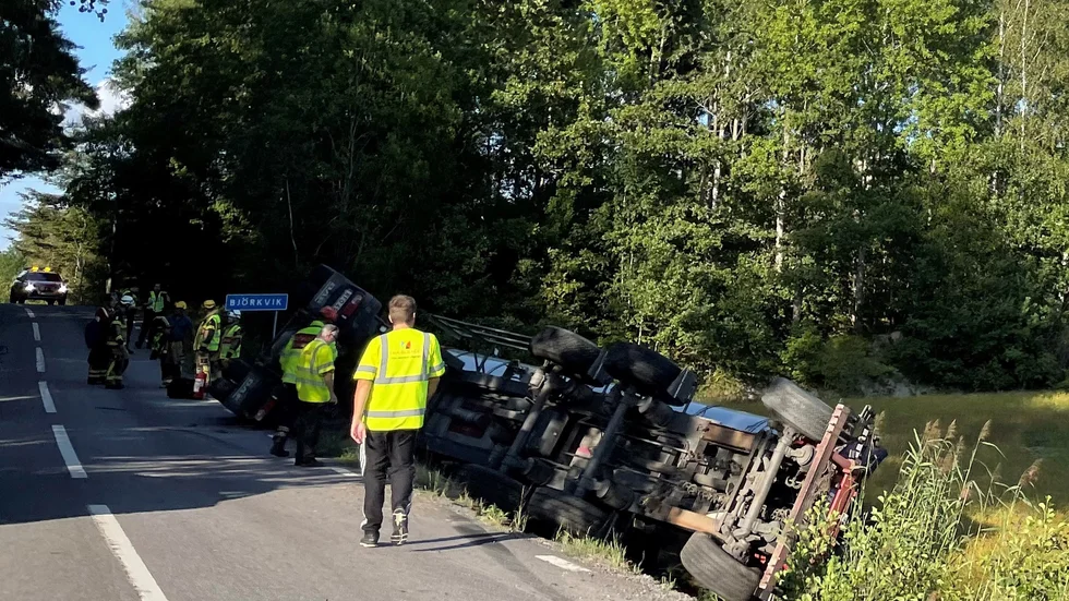 En lastbil välte i utkanten av Björkvik under torsdagseftermiddagen.