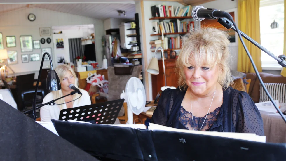 Lee Gotvik och Marie Nilsson Lind har funnit varandra i musiken. Här repar de inför helgens konserter i S:t Nicolai ruin. 