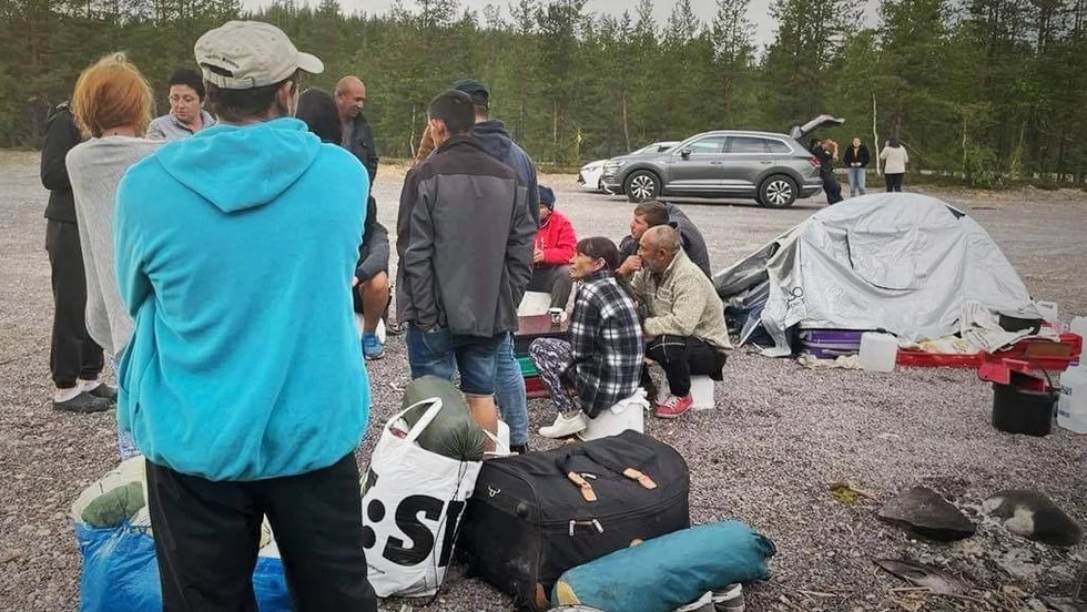 Under torsdagen befann sig socialtjänst från Älvsbyns kommun på plats i bärplockarnas tältläger intill väg 94.