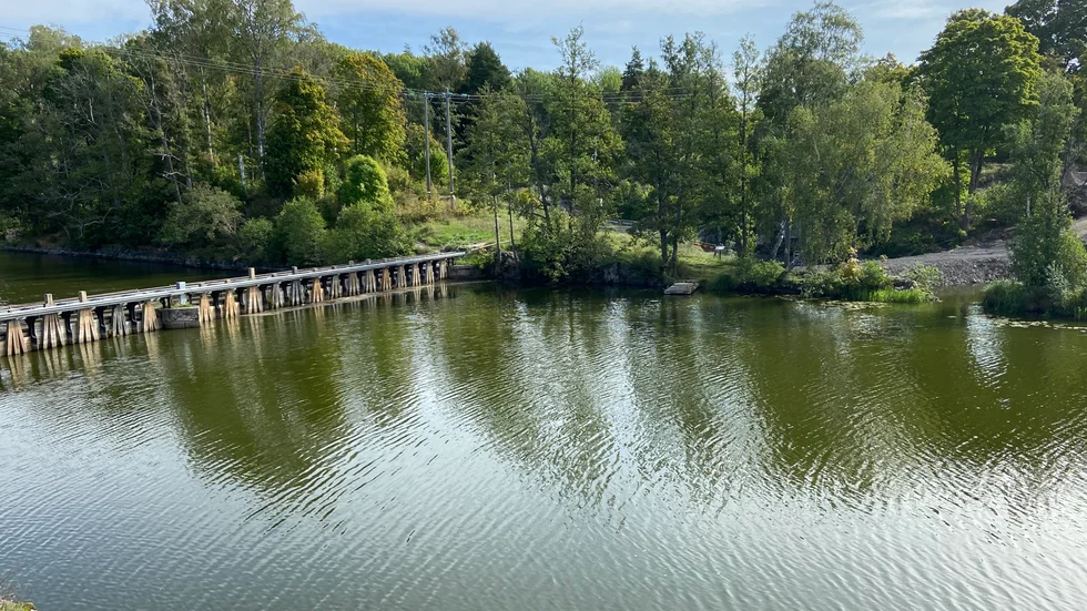 Under tiden som arbetet pågår är den mindre fåran vid Hyndevadsdammen torrlagd. 