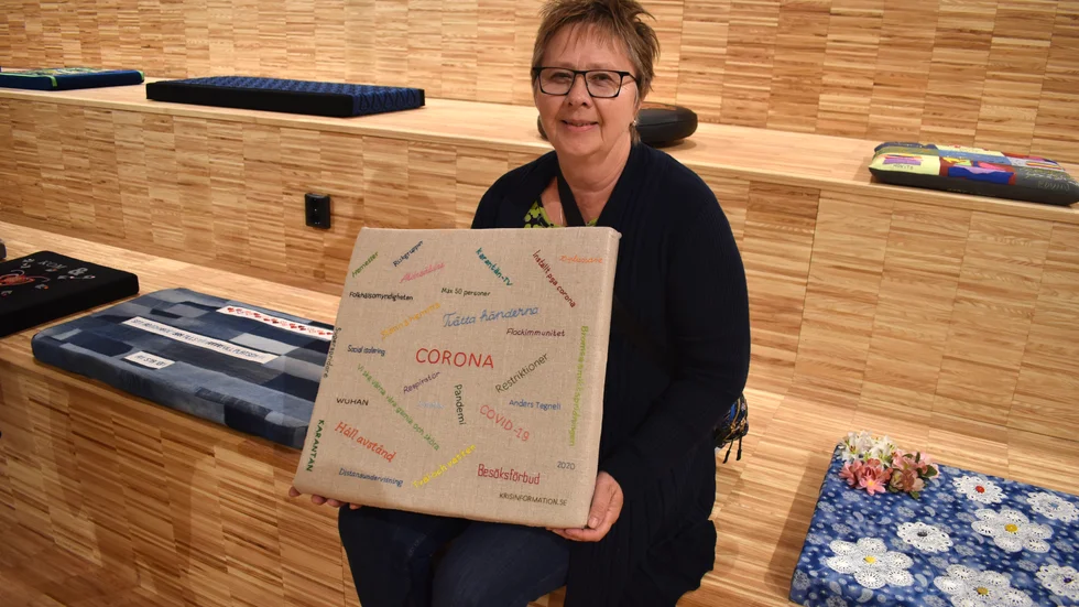 Iris Karlsson med sin ”coronakudde”, som också blev utsedd som mest utstickande.