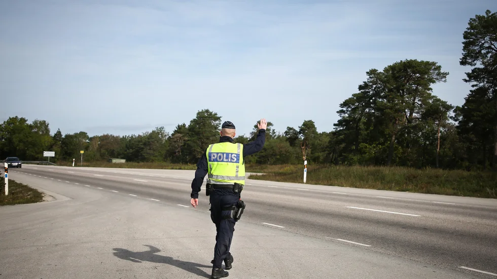 Daniel Almkvist stoppar bilar längs väg 143 för trafikkontroll under årets däckrazzia.