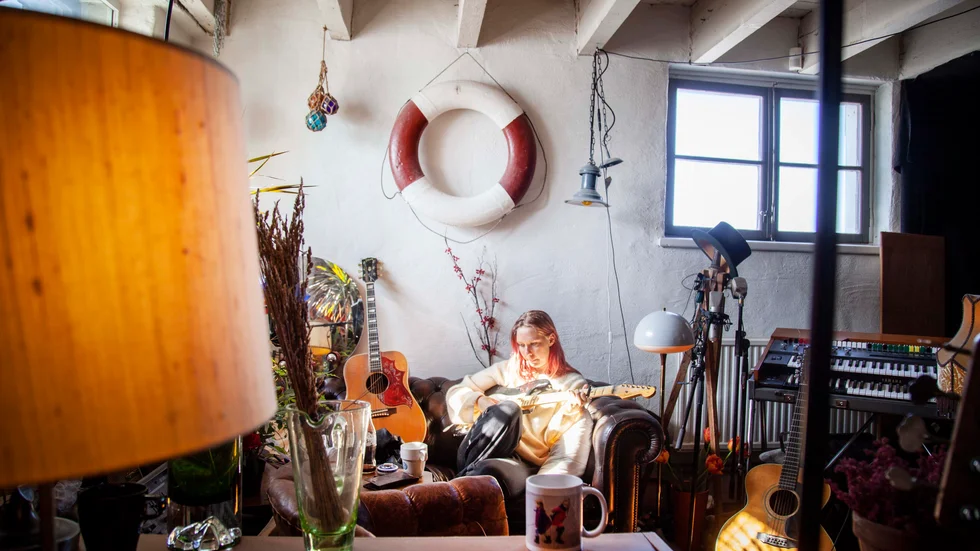 Clara Klingenström under en paus i studioarbetet med det debutalbum som innehåller låtar från såväl förr som nu. Vinyl ska det bli, bara tanken på att så småningom få hålla skivan i handen gör henne upprymd.