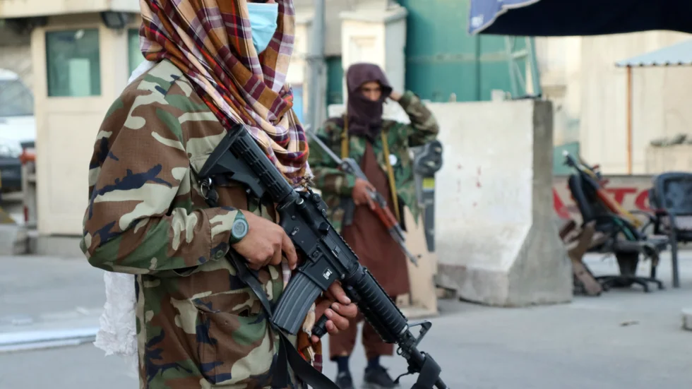 Talibaner vid en kontroll i Kabul.