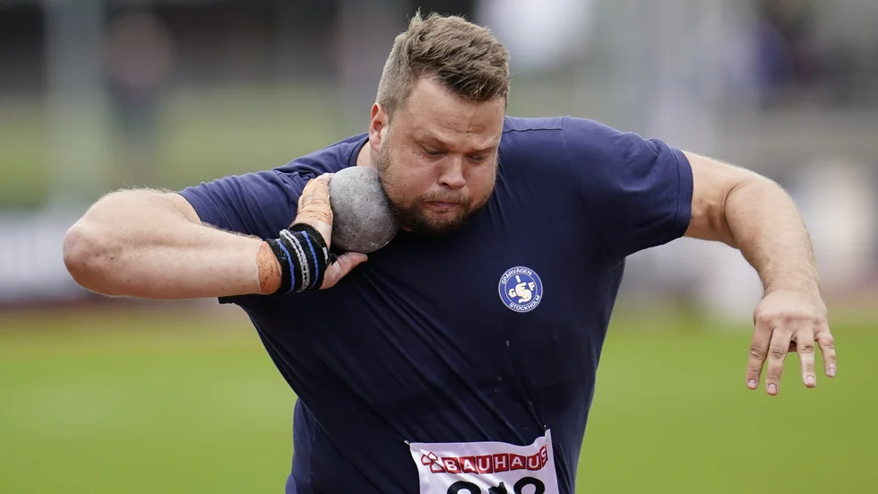 Daniel Ståhl i kula vid sin personbästa stöt 19.47 meter under lördagens SM-tävlingar på Ryavallen.