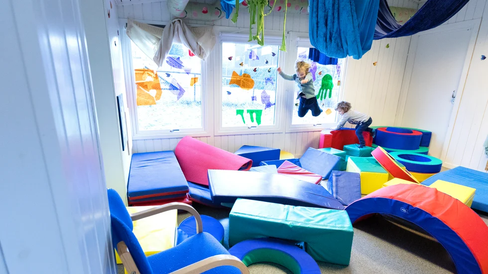 När ett av barnen på förskolan skrek spelade kvinnan in det med sin mobiltelefon, och skickade sedan filen till en person utanför jobbet. Bilden är tagen i ett annat sammanhang och inte på den aktuella förskolan.