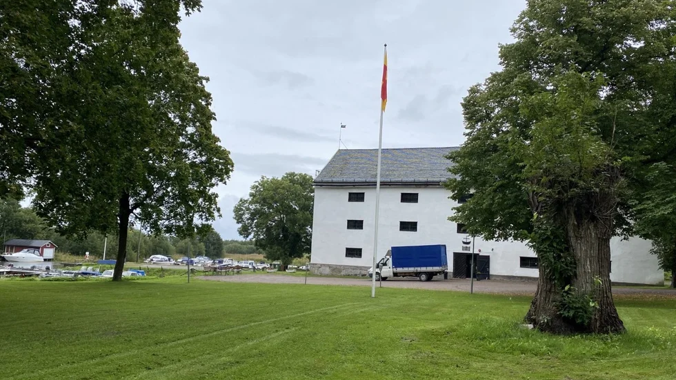 Vita Magasinet i Karlholmsbruk, som är byggd på 1800-talet, är en av de fastigheter som ska säljas av svenska kyrkan. Där har kyrkan i dag bland annat barnverksamhet. Försäljningarna ska göras för att anpassa och finansiera kyrkans kärnverksamhet i framtiden. 
