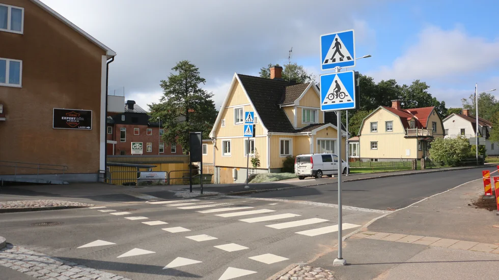Vid Hagadalsgatan har det blivit en cykelöverfart, där även cyklister har företräde framför bilarna. Tanken är att det ska bli så längs fler ställen utmed cykelleden genom Hultsfred.