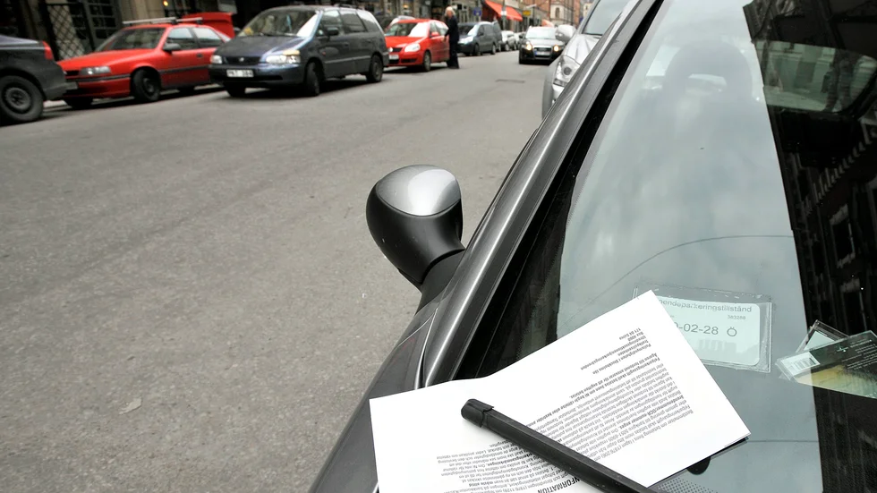 Person i 25-årsåldern fick p-böter på tusentals kronor för felparkeringar han inte gjort. 